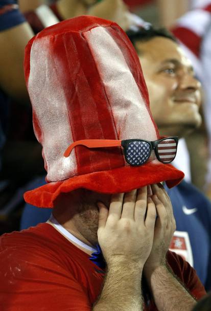 Reazione emotiva di un tifoso americano durante la partita di calcio amichevole degli Stati Uniti contro l’Honduras giocata in Florida (Epa)